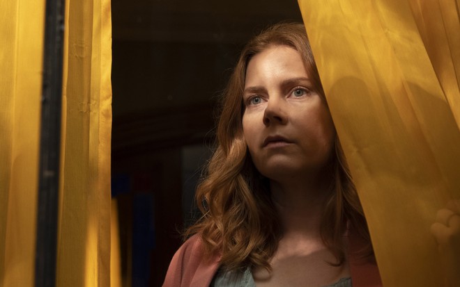 Amy Adams em cena de A Mulher na Janela