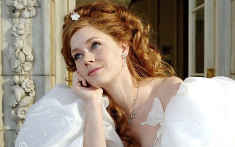 Amy Adams com uma tiara e um vestido branco bufante como a princesa Giselle em Encantada (2007)