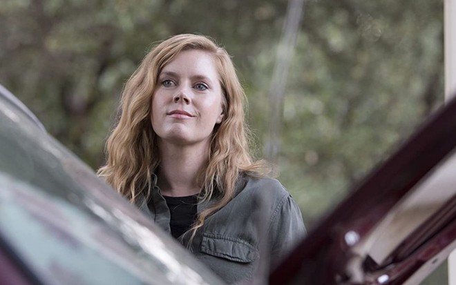 A atriz Amy Adams em cena de Sharp Object, minissérie da HBO