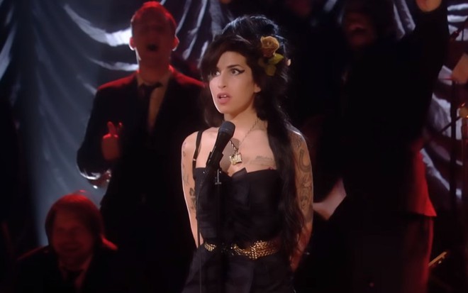 Amy Winehouse no palco durante show realizado nos anos 2000