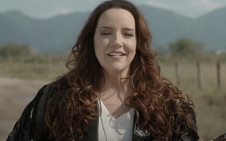 Ana Carolina no clipe da música Não Tem no Mapa