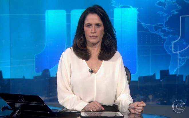 Ana Luiza Guimarães na bancada do Jornal Nacional, da Globo
