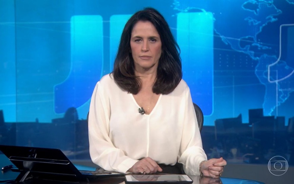 Ana Luiza Guimarães na bancada do Jornal Nacional, da Globo