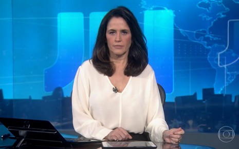 Ana Luiza Guimarães na bancada do Jornal Nacional, da Globo