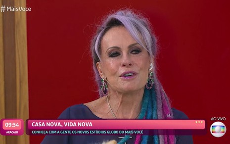 Ana Maria Braga com lágrimas escorrendo pelo rosto e dread colorido no cabelo