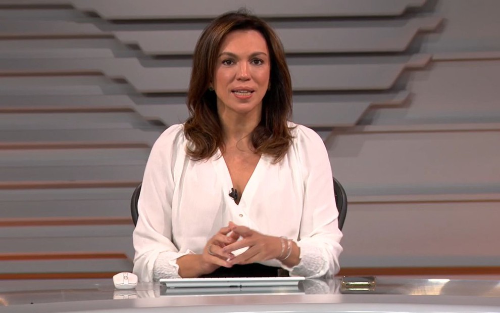Ana Paula Araújo na bancada do Bom Dia Brasil com uma blusa branca