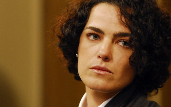 Ana Paula Arósio com expressão séria em cena da série Na Forma da Lei (2010)