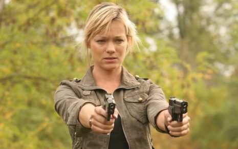 Crystal Allen aponta duas armas em cena do filme Anaconda 4