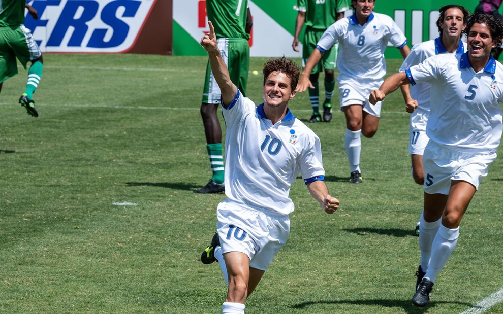 Baggio salvou a Itália na estreia contra o Chile em 98