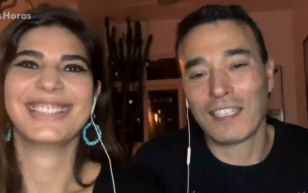 Imagem mostra o casal Andréia Sadi e André Rizek em entrevista por videochamada ao Altas Horas, da Globo