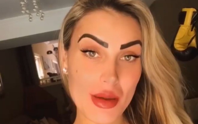 Andressa Urach, loira, com micropigmentação na boca e nas sobrancelhas