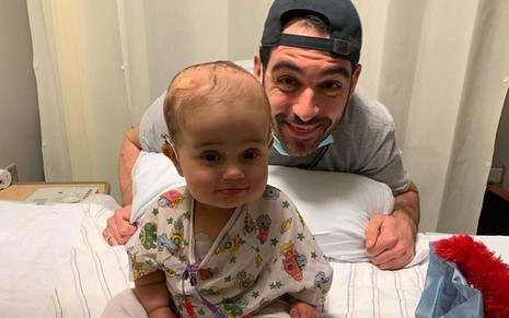 Andrew Kaczynski sorridente com a filha, Francesca, no hospital