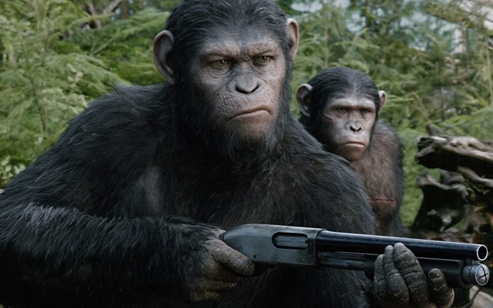 Os macacos César (Andy Serkis) e River (Nick Thurston) seguram armas de fogo em cena de Planeta dos Macacos - O Confronto