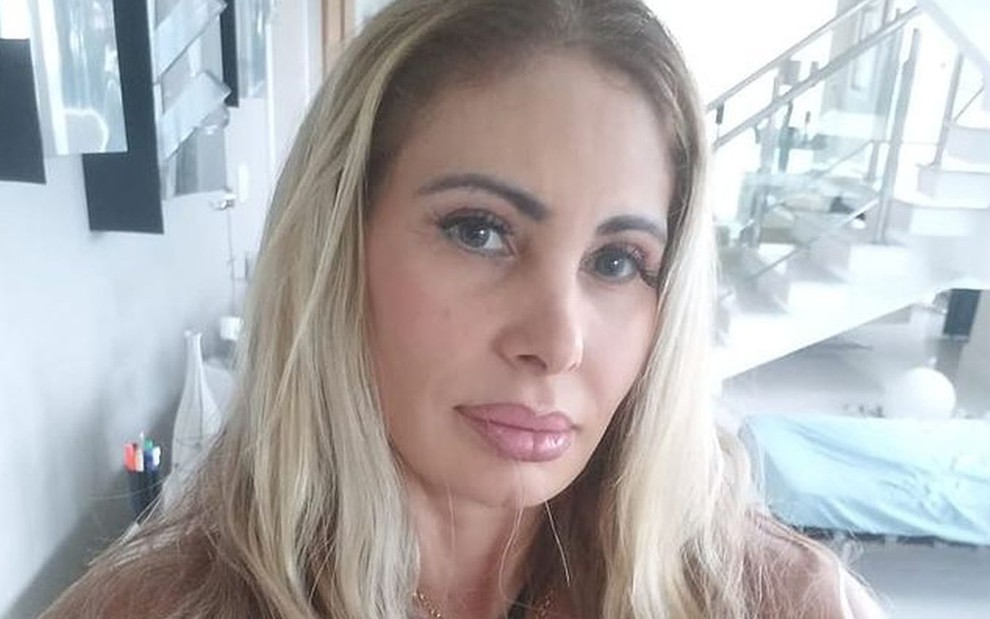 Ângela Bismarchi em selfie de cabelo comprido, solto e loira