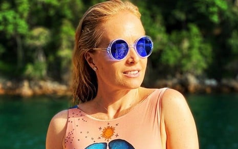 Angélica de óculos de sol e maiô em foto publicada no Instagram