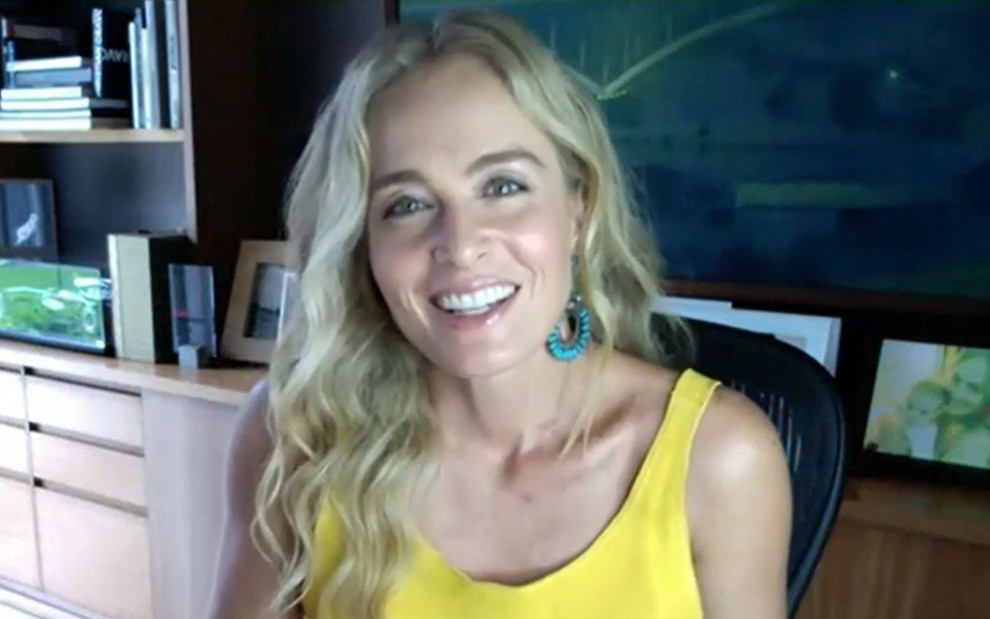 Angélica da sua casa em vídeo chamada usando uma regata amarela
