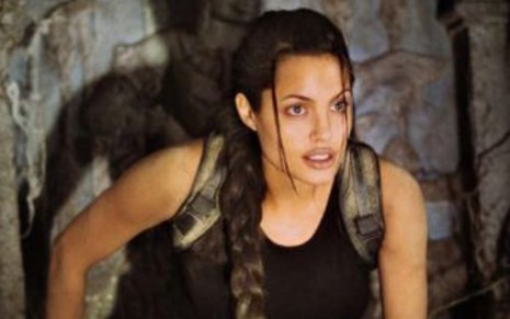 Angelina Jolie com uma regata preta e com os cabelos em trança como a protagonista de Lara Croft - Tomb Raider