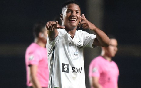 Jovem atacante Ângelo celebra gol pelo Santos em duelo contra o San Lorenzo, na Argentina