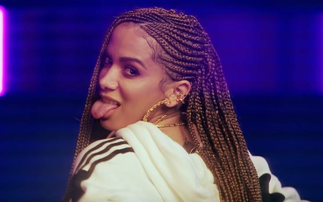 Anitta mostra a língua para a câmera durante o clipe da música Combatchy