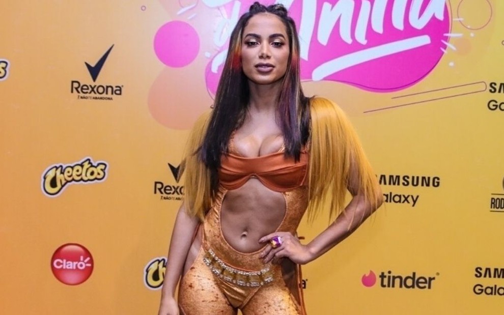 Anitta posa nos bastidores de seu bloco de Carnaval, em São Paulo, em 1º de março de 2020