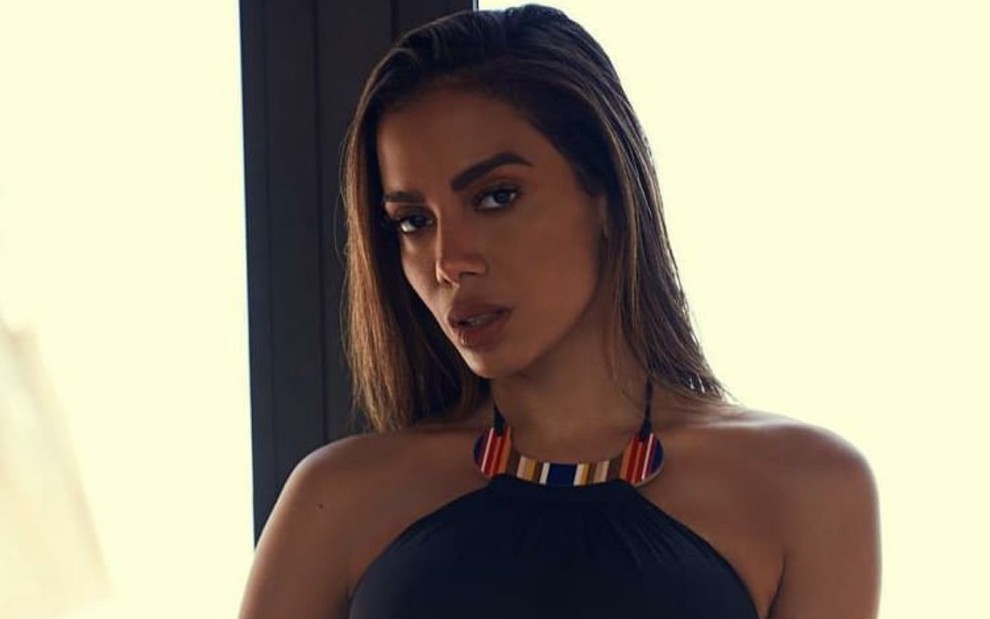 Anitta em foto publicada no Instagram, de maiô preto