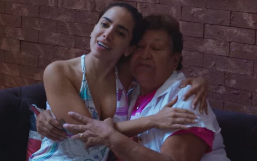 Anitta e dona Ilza em cena de Anitta: Made In Honório, da Netflix