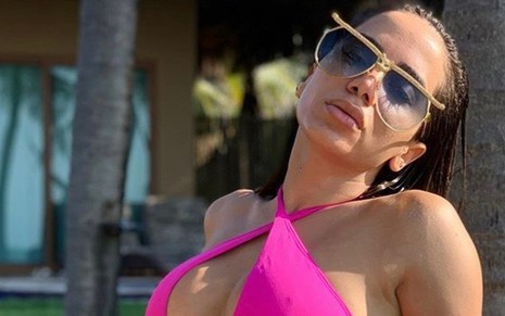 Anitta de biquíni e óculos de sol em foto publicada no Instagram