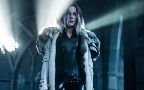 Kate Beckinsale como a vampira híbrida Selene em Anjos da Noite: Guerras de Sangue
