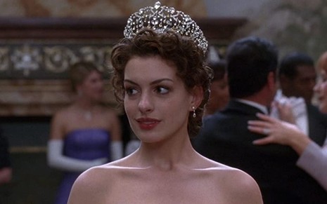 Anne Hathaway usa uma tiara em cena de um baile como a personagem Mia Thermopolis de O Diário da Princesa 2