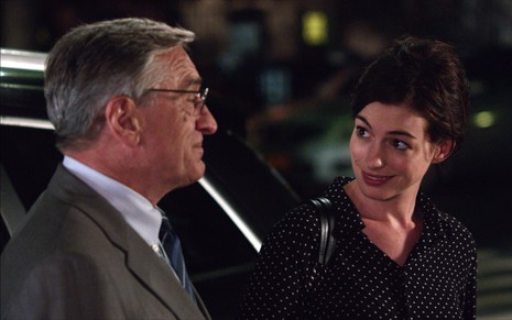 Robert De Niro, como Ben, e Anne Hathaway, vivendo a personagem Jules, conversam em cena do filme Um Senhor Estagiário