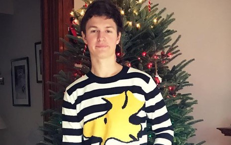 O ator Ansel Elgort em foto publicada em seu Instagram, em frente a árvore de Natal, com expressão séria