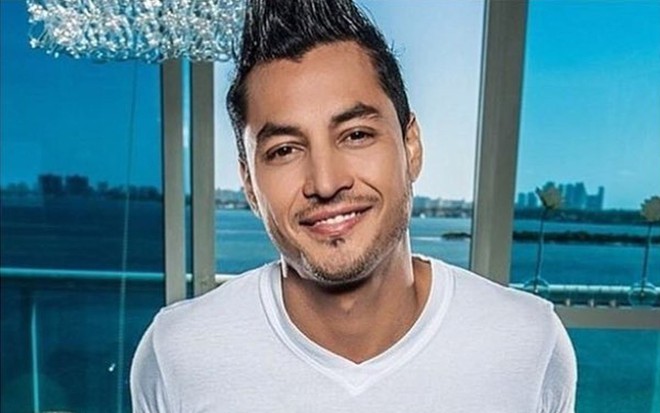 O músico Anthony Galindo, sorrindo para a foto