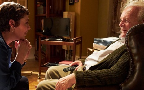 Olivia Colman e Anthony Hopkins em cena de The Father