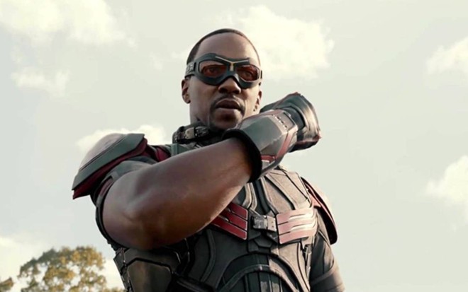 Anthony Mackie tenta se comunicar com rádio em cena do filme Homem-Formiga (2015)