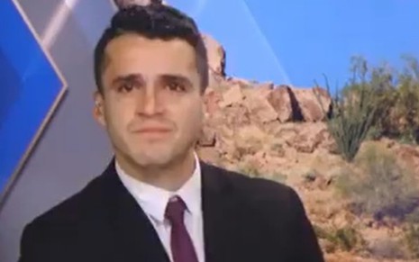 Anthony Wells chora na bancada em sua despedida da KYMA, afiliada à rede NBC