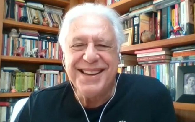 Antonio Fagundes no telão do Encontro, ao vivo, direto de sua casa, usando camiseta preta