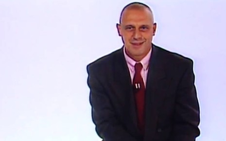 Antonio Fagundes careca durante a apresentação do Você Decide, em 1992, na Globo