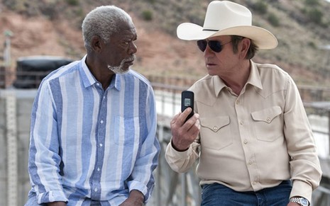 Morgan Freeman e Tommy Lee Jones  conversam em cena do filme Apenas o Começo
