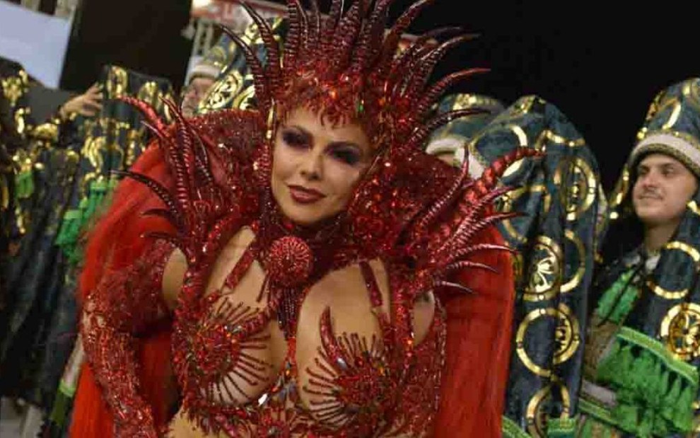 Viviane Araújo à frente da bateria da Mancha Verde, no desfile do Carnaval do São Paulo em 2020