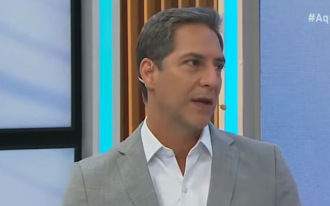 O apresentador Luís Ernesto Lacombe no cenário do Aqui na Band