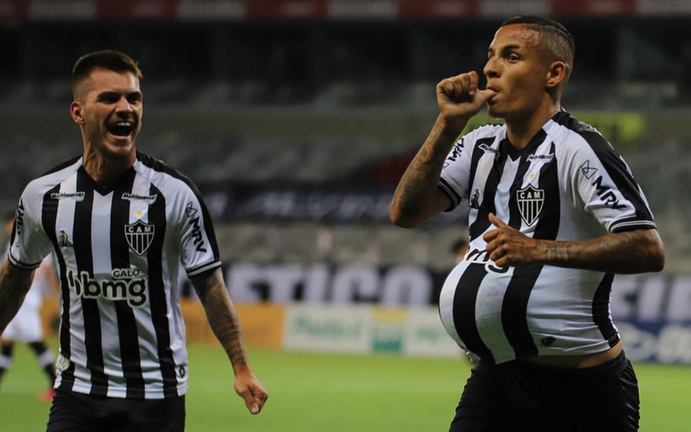Guilherme Arana celebra gol com Nathan pelo Atlético-MG