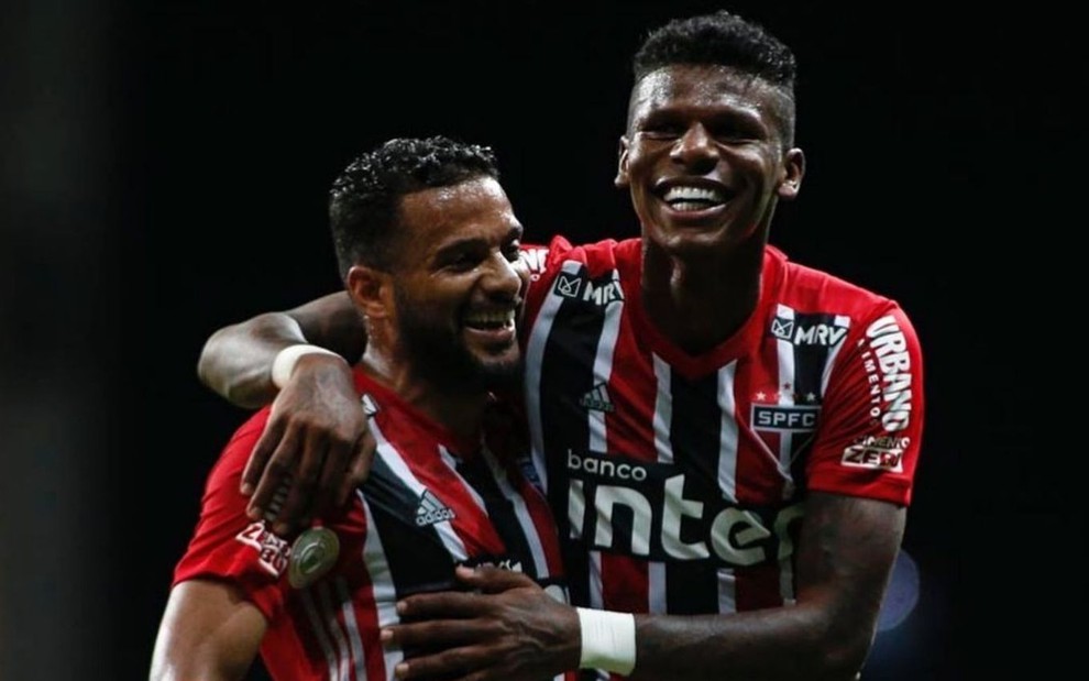 Imagem de Reinado (à esq.) e Arboleda abraçados em vitória do São Paulo pelo Campeonato Brasileiro 2020