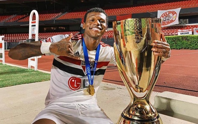 Imagem de Arboleda comemorando o título do Paulistão 2021