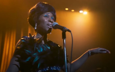 Cynthia Erivo caracterizada como Aretha Franklin canta em palco na série Genius: Aretha