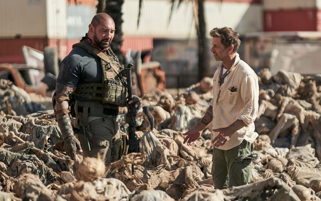 Zack Snyder (à dir) comanda Dave Bautista no set de Army of the Dead