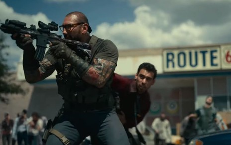 Dave Bautista segura arma em cena como Scott Ward no filme Army of The Dead: Invasão em Las Vegas, da Netflix