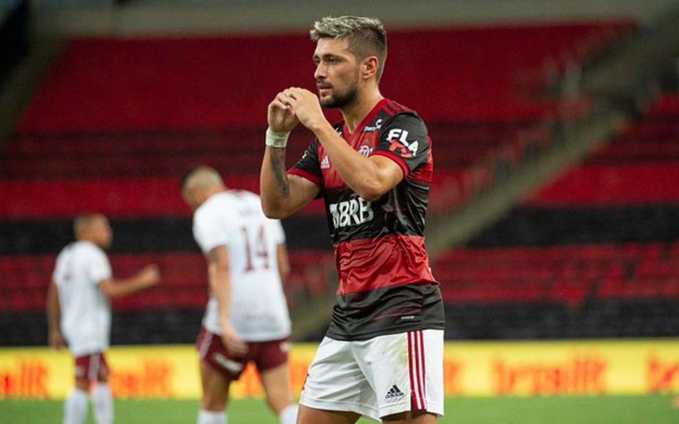 Arrasceta comemorando gol pelo Flamengo em direção à câmera