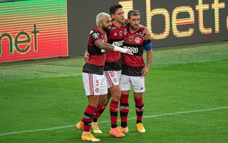 Gabriel, Pedro e Arrascaeta comemoram gol pelo Flamengo