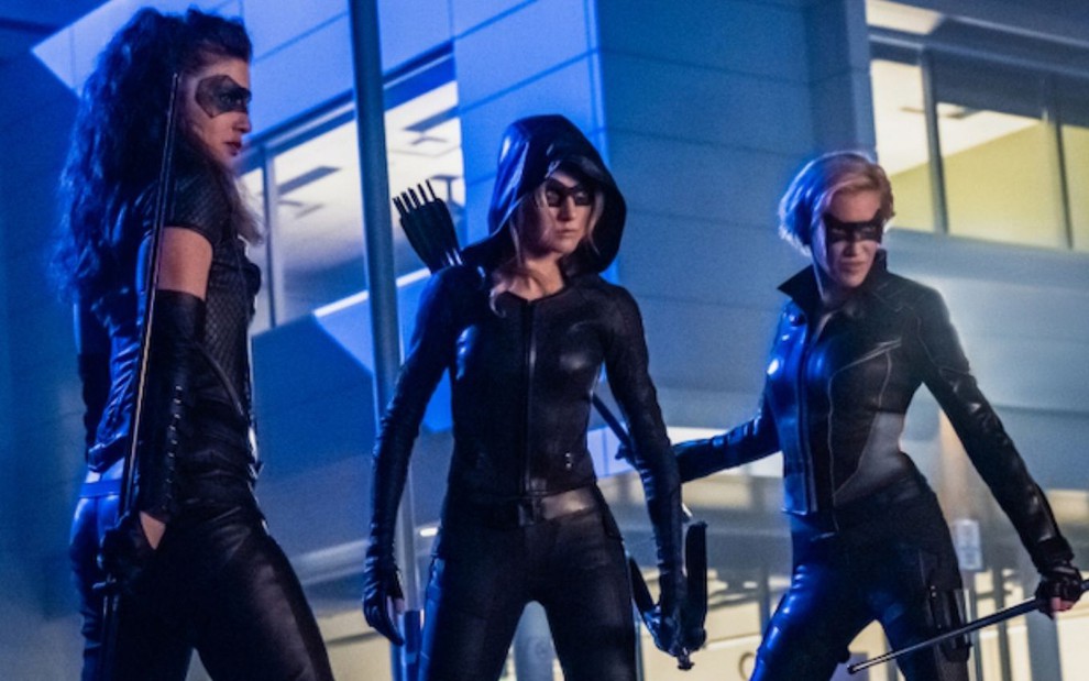 Juliana Harkavy, Katherine McNamara e Katie Cassidy em cena da oitava temporada de Arrow