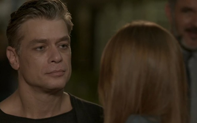 Fabio Assunção (com expressão triste) contracena com Marina Ruy Barbosa (de costas) em sequência de Totalmente Demais
